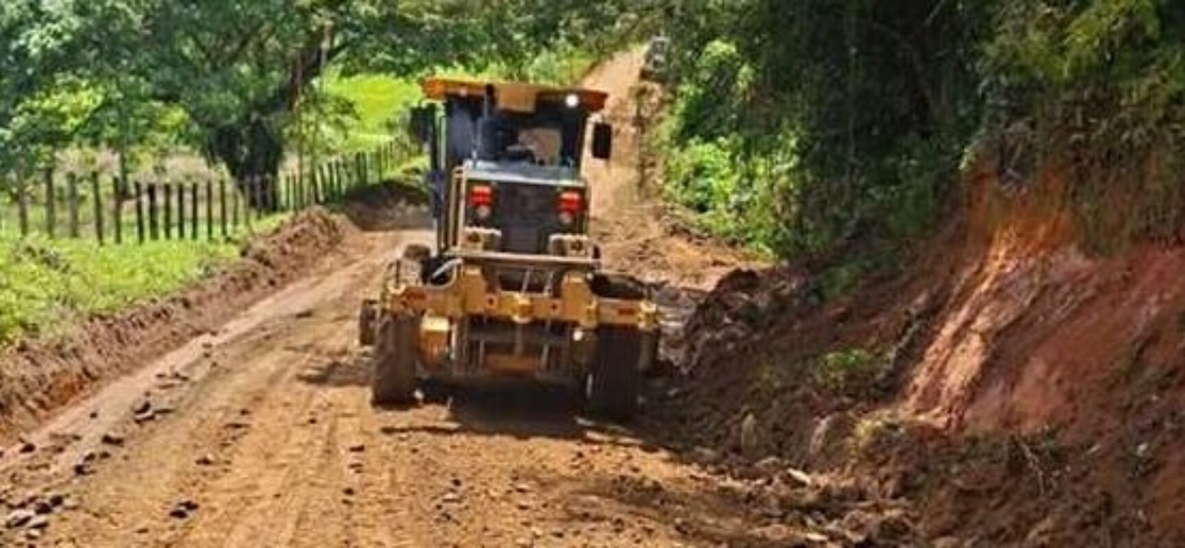 Prefeitura de Ilhéus conclui recuperação da estrada de Castelo Novo