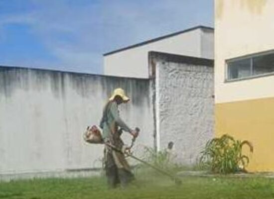 Prefeitura realiza limpeza e roçagem em prédios públicos da Avenida Gov. Roberto Santos (Esperança)