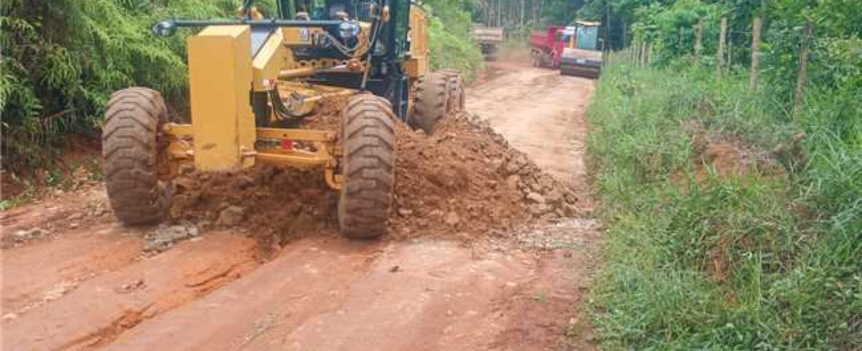 Prefeitura de Ilhéus recupera estrada de Tibina e entrega novas carteiras para escola do povoado