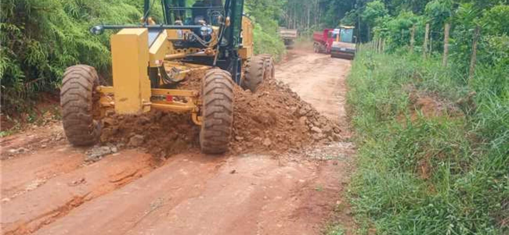 Prefeitura de Ilhéus recupera estrada de Tibina e entrega novas carteiras para escola do povoado