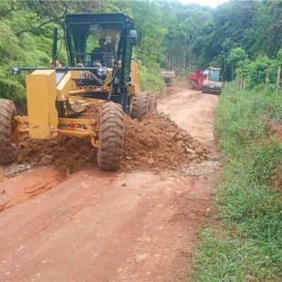 Prefeitura de Ilhéus recupera estrada de Tibina e entrega novas carteiras para escola do povoado