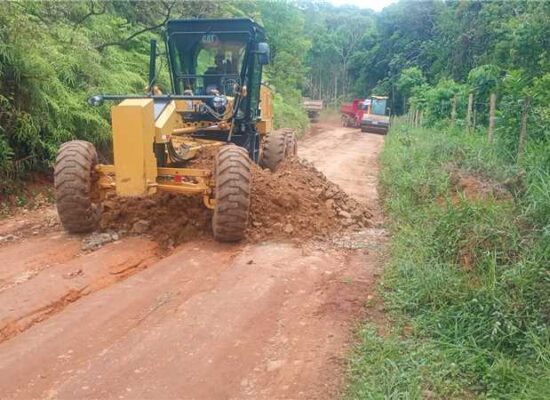 Prefeitura de Ilhéus recupera estrada de Tibina e entrega novas carteiras para escola do povoado
