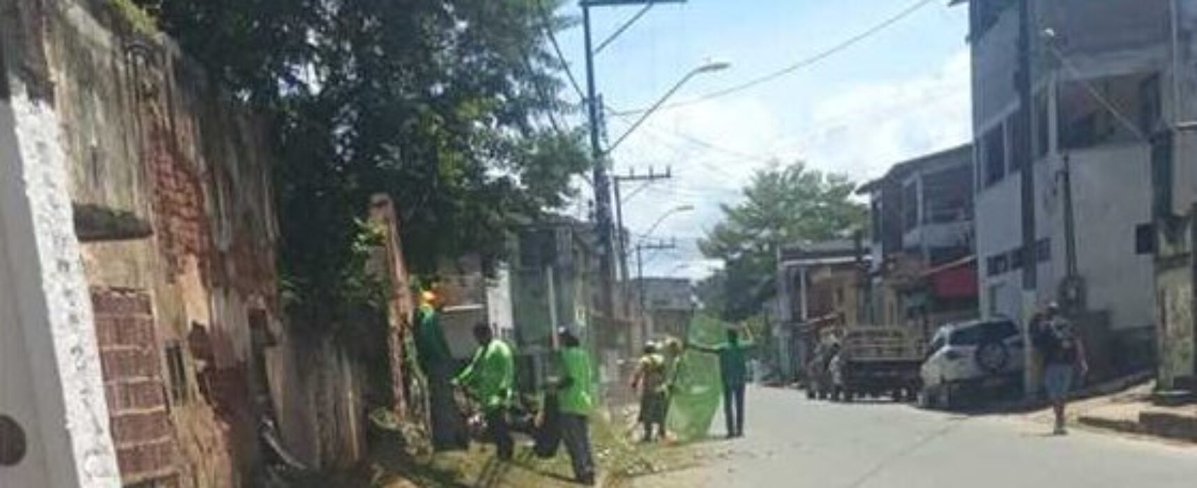 Prefeitura de Ilhéus realiza roçagem na Rua do Cano