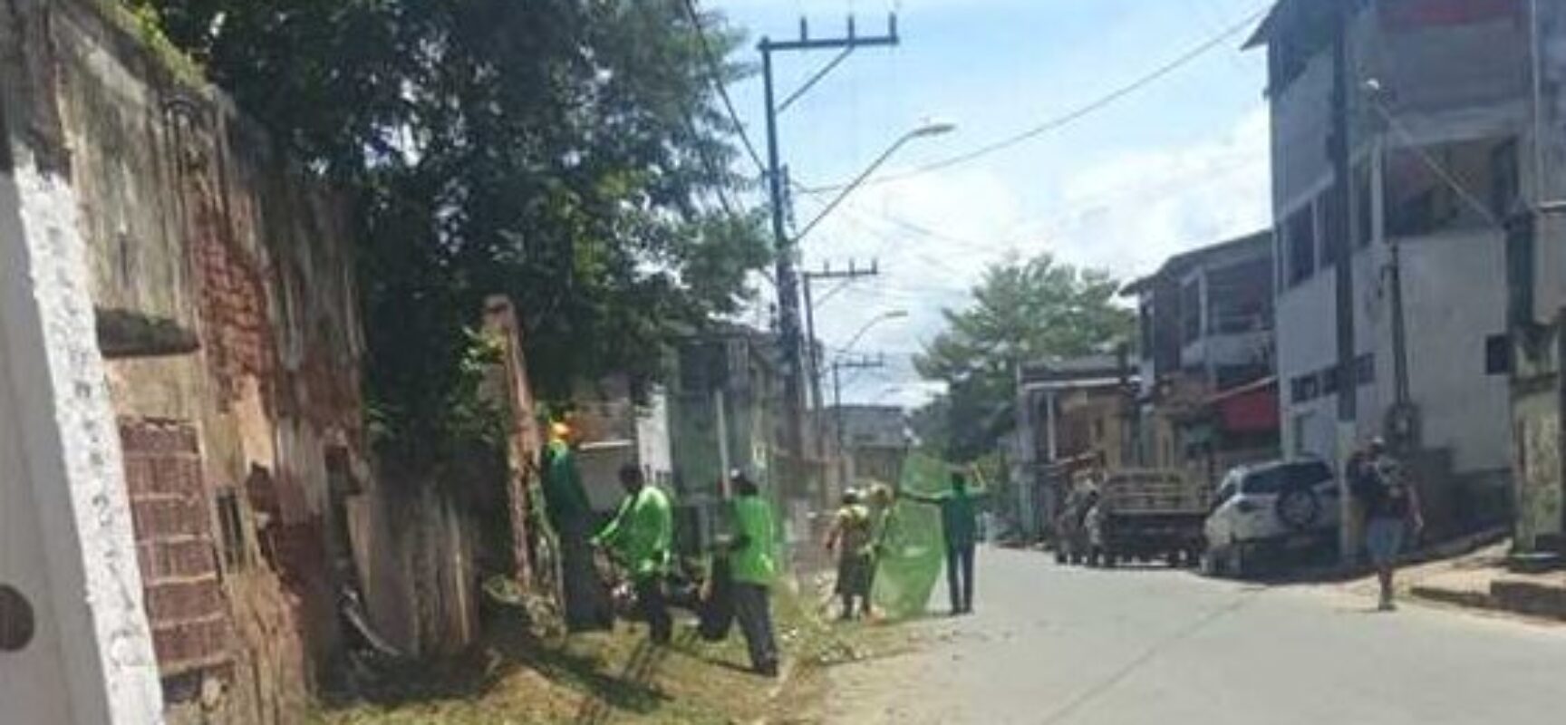 Prefeitura de Ilhéus realiza roçagem na Rua do Cano