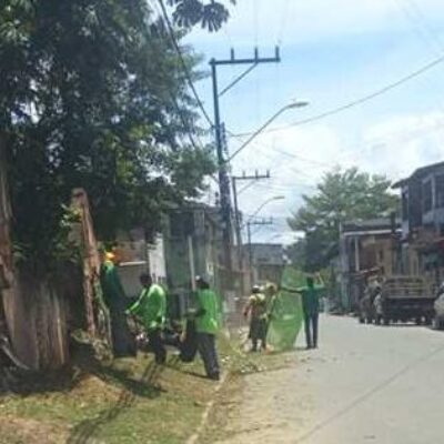Prefeitura de Ilhéus realiza roçagem na Rua do Cano