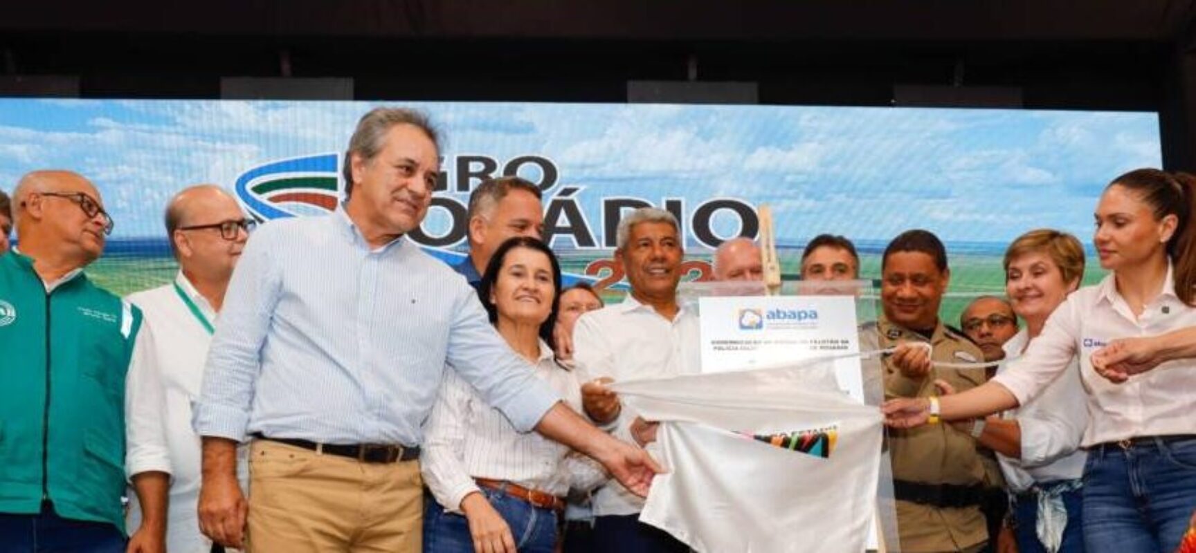 Em Correntina, governador participa de feira agro e reforça segurança e infraestrutura viária no distrito de Rosário