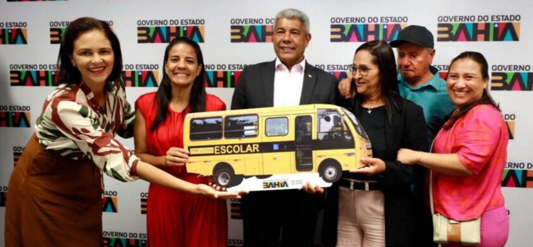 Em Salvador, governador entrega ônibus escolar para Palmeiras e discute investimentos para o município