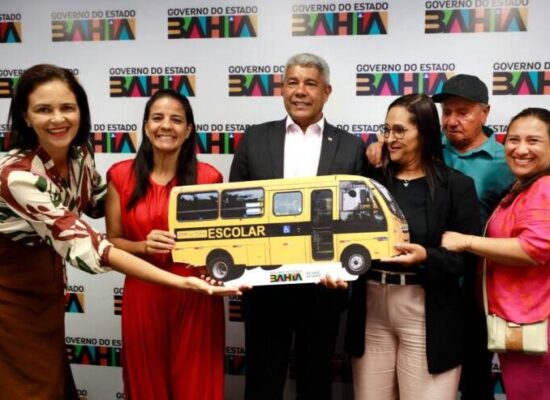 Em Salvador, governador entrega ônibus escolar para Palmeiras e discute investimentos para o município