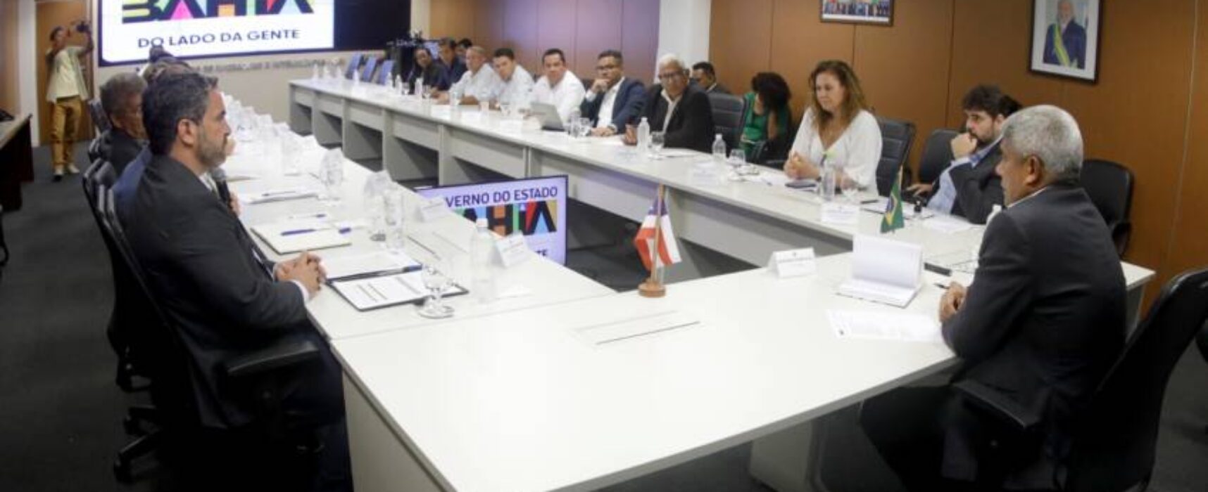 Riacho de Santana recebe ônibus escolar, ambulâncias e investimentos na pavimentação do Governo do Estado