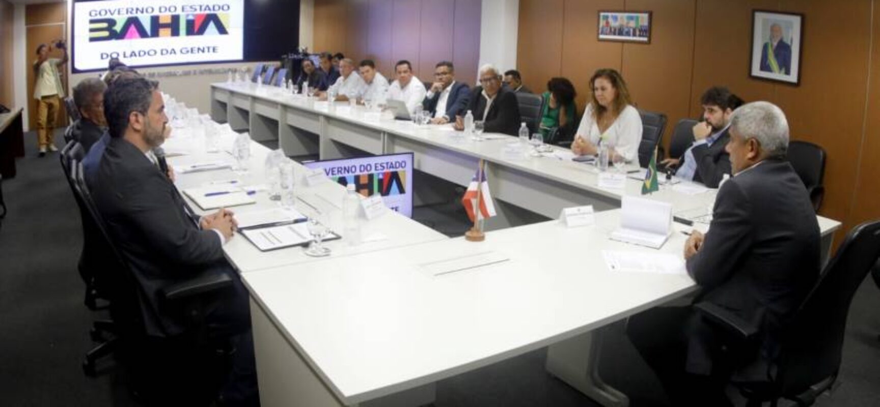 Riacho de Santana recebe ônibus escolar, ambulâncias e investimentos na pavimentação do Governo do Estado