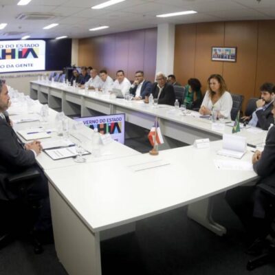 Riacho de Santana recebe ônibus escolar, ambulâncias e investimentos na pavimentação do Governo do Estado