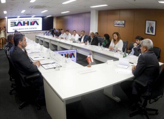 Riacho de Santana recebe ônibus escolar, ambulâncias e investimentos na pavimentação do Governo do Estado