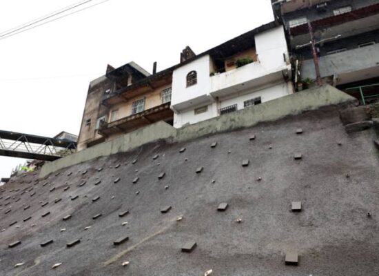 Governo da Bahia amplia prevenção a desastres naturais na capital com entrega de encosta