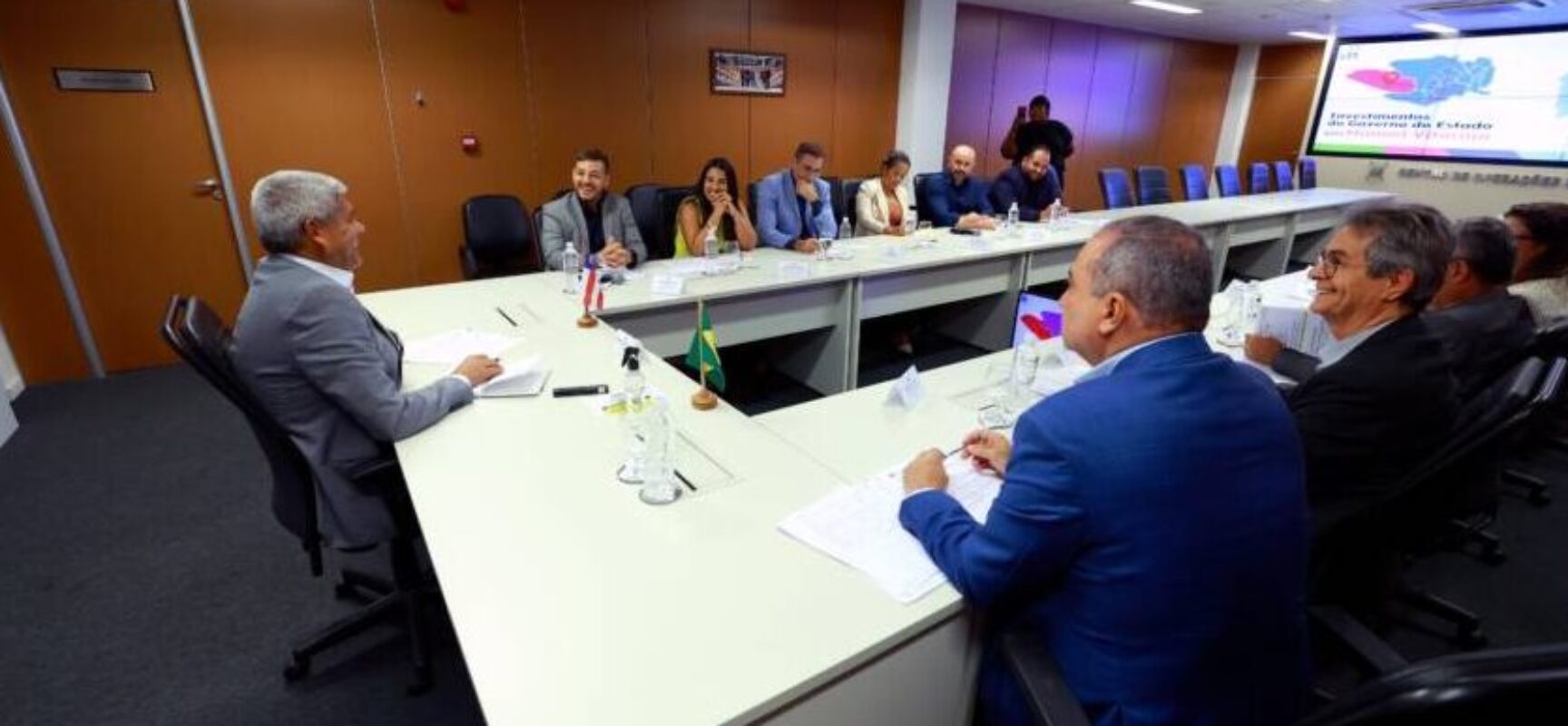 Governador recebe prefeito de Manoel Vitorino e discute investimentos para o município