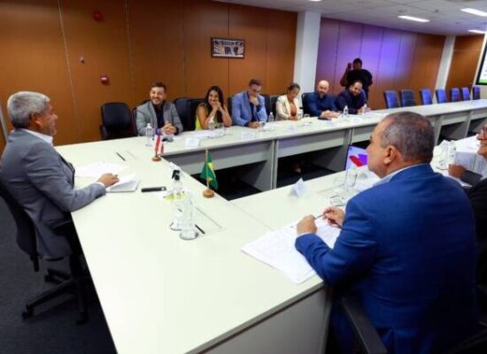 Governador recebe prefeito de Manoel Vitorino e discute investimentos para o município