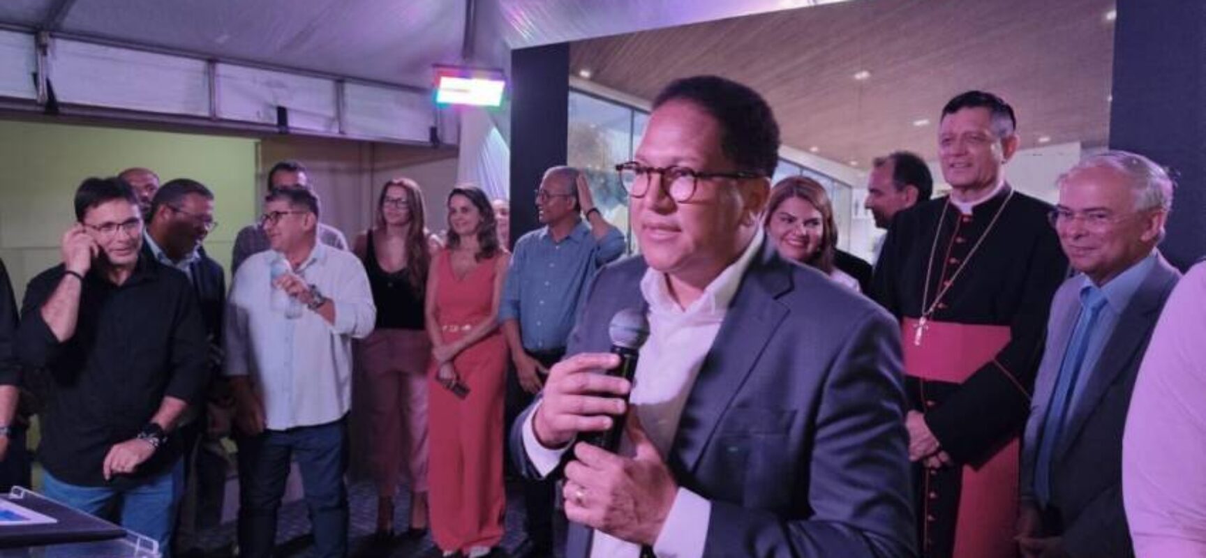 Prefeito Augusto Castro apresenta projeto arquitetônico da Praça Laura Conceição, cuja licitação foi publicada