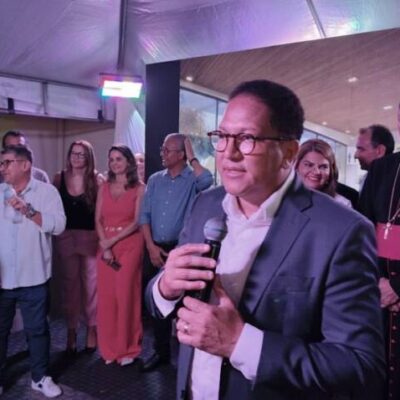 Prefeito Augusto Castro apresenta projeto arquitetônico da Praça Laura Conceição, cuja licitação foi publicada