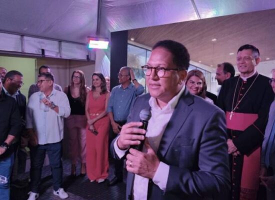 Prefeito Augusto Castro apresenta projeto arquitetônico da Praça Laura Conceição, cuja licitação foi publicada