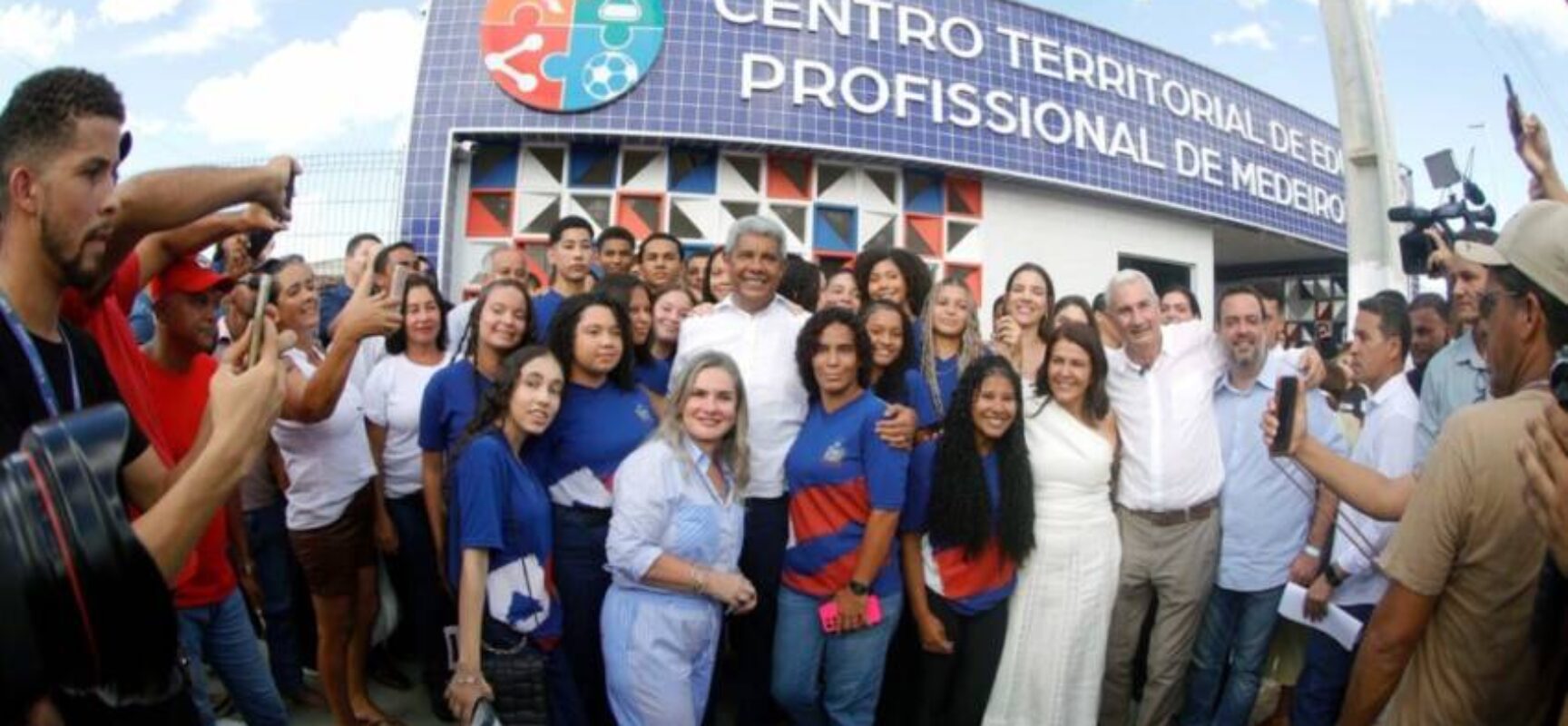 Obras viárias, para educação e equipamentos de saúde entregues pelo Estado ampliam acesso a serviços em Medeiros Neto