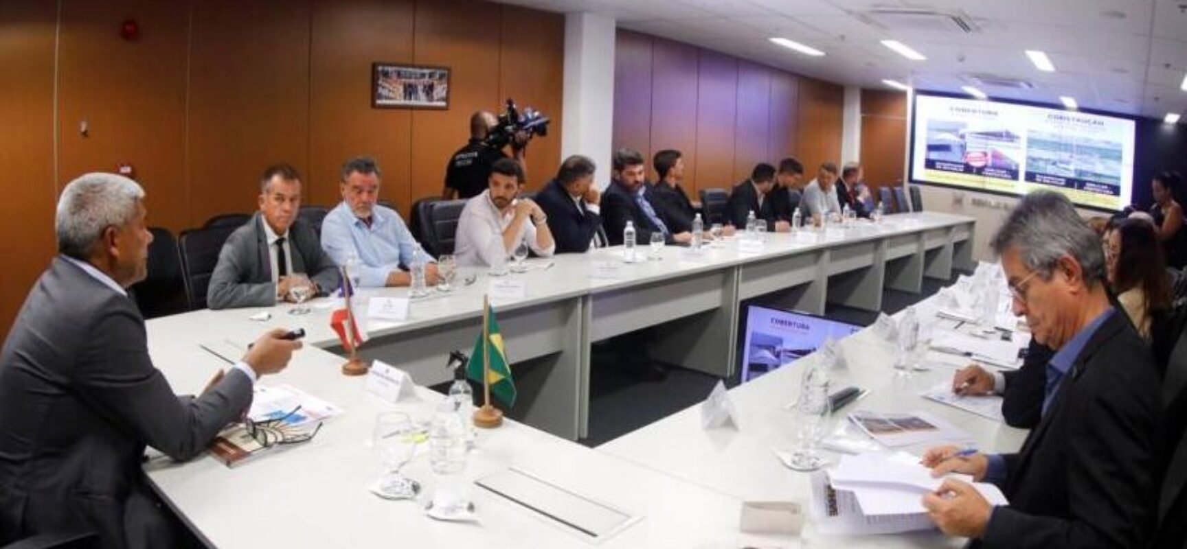 Governador destaca investimentos de R$ 84 milhões em Retirolândia e entrega veículos para a saúde