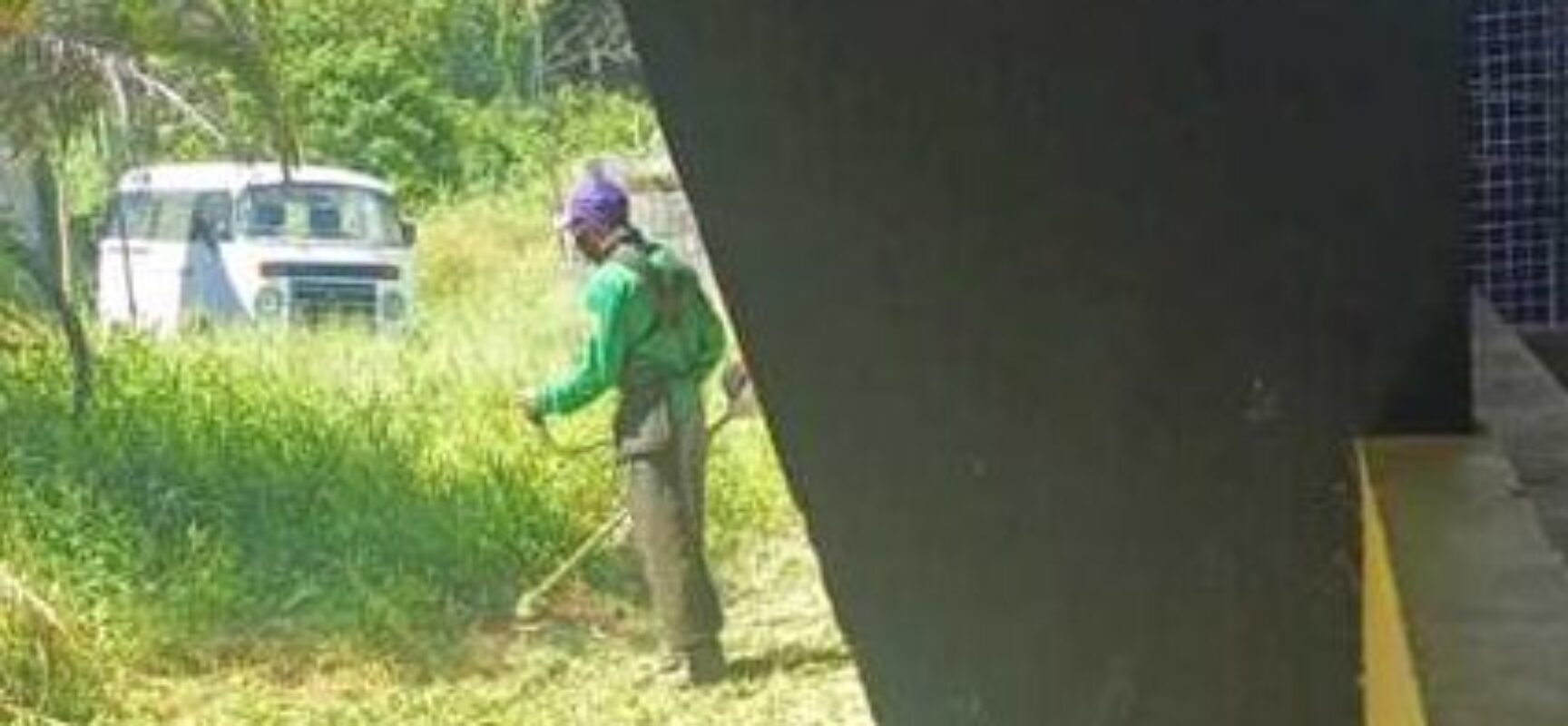 Prefeitura realiza roçagem no entorno da quadra do Banco da Vitória