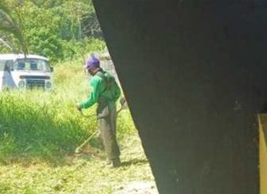 Prefeitura realiza roçagem no entorno da quadra do Banco da Vitória