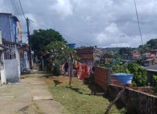 Prefeitura de Ilhéus realiza limpeza e roçagem no Alto do Coqueiro