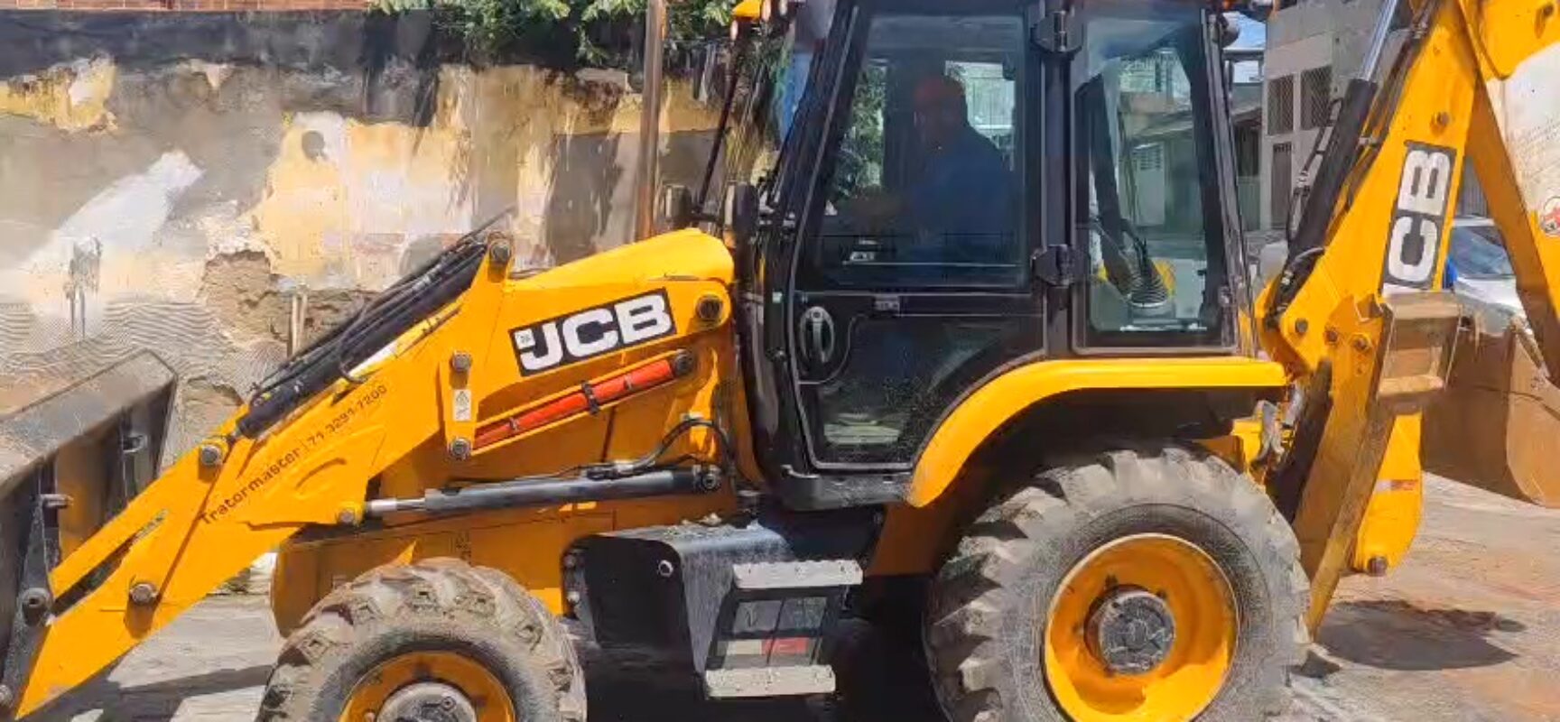 Prefeitura de Itabuna faz a demolição de parte de imóvel abandonado que ruiu no Conceição