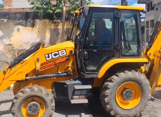 Prefeitura de Itabuna faz a demolição de parte de imóvel abandonado que ruiu no Conceição