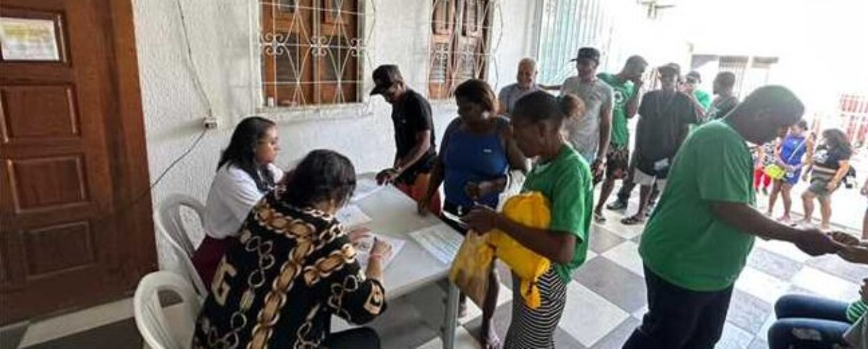 Prefeitura de Ilhéus realiza 4ª entrega de cestas básicas a famílias do antigo aterro de Itariri