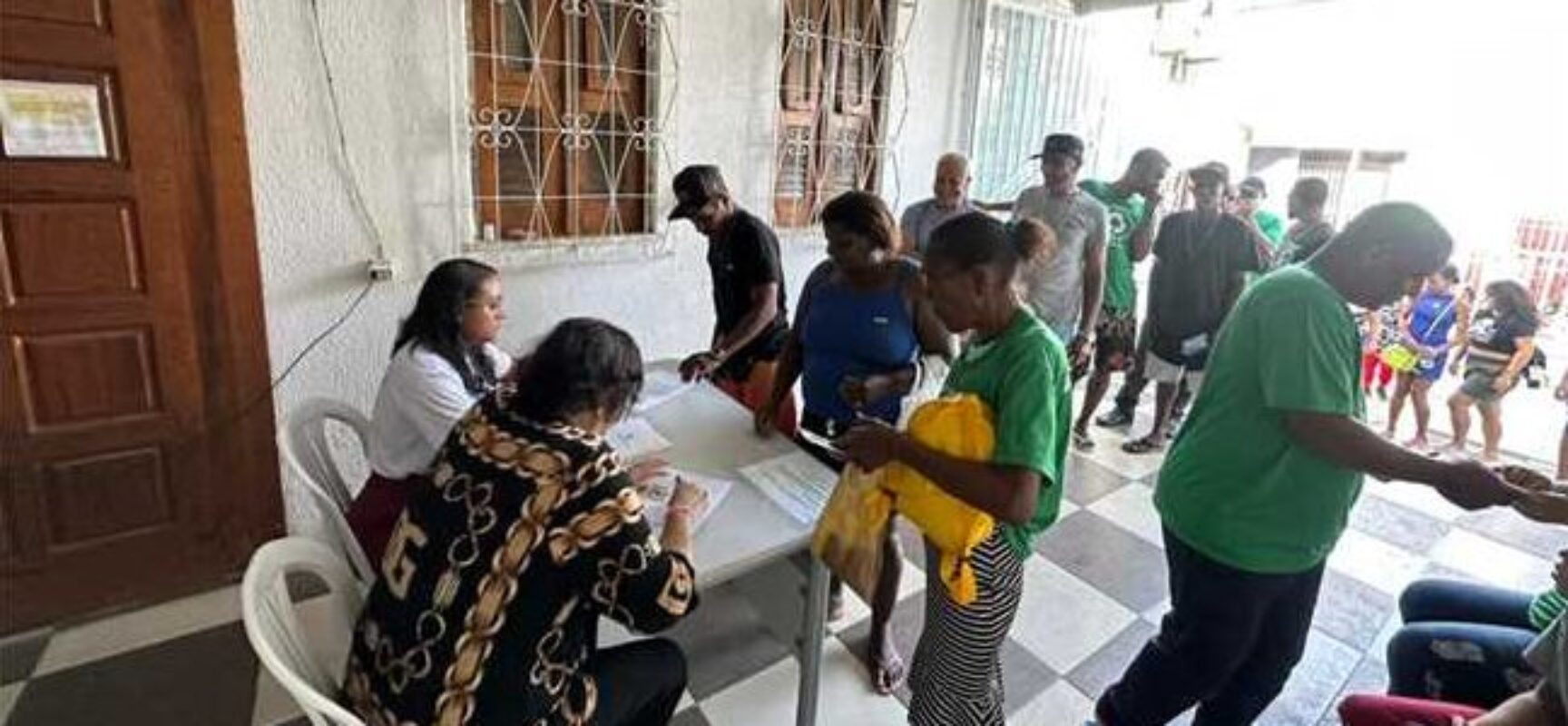 Prefeitura de Ilhéus realiza 4ª entrega de cestas básicas a famílias do antigo aterro de Itariri