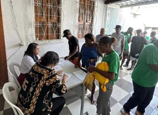 Prefeitura de Ilhéus realiza 4ª entrega de cestas básicas a famílias do antigo aterro de Itariri