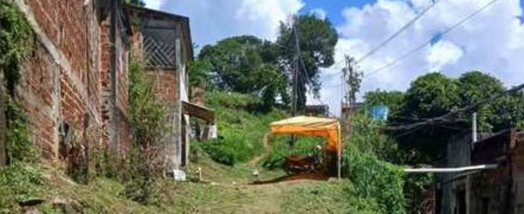 Prefeitura de Ilhéus realiza roçagem no bairro Teotônio Vilela