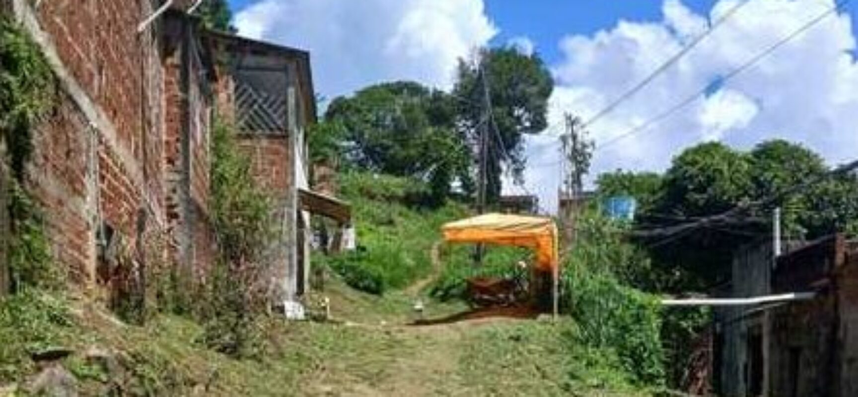 Prefeitura de Ilhéus realiza roçagem no bairro Teotônio Vilela