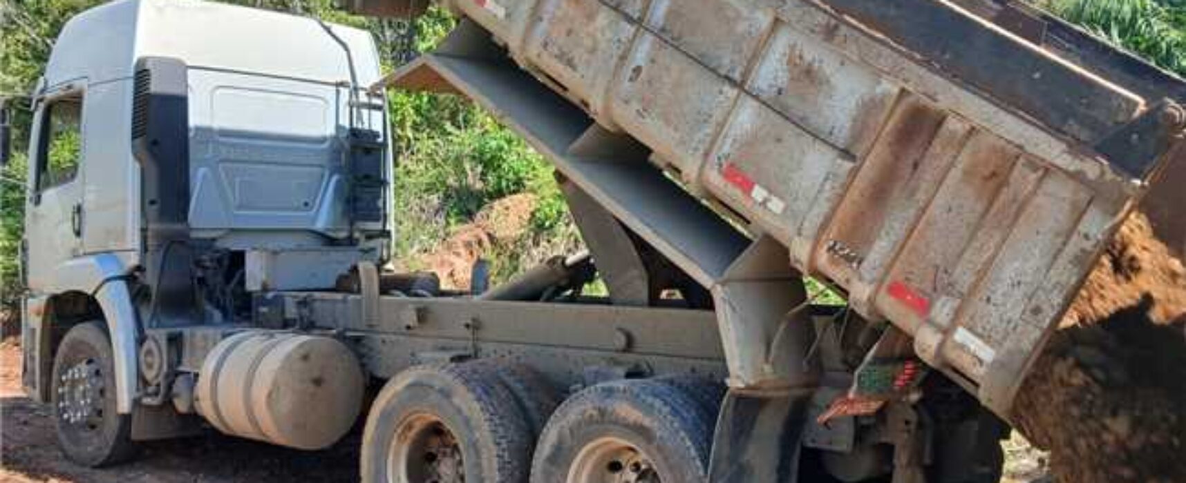 Estrada Olivença-Sapucaeira recebe encascalhamento e garante melhor acesso à comunidade