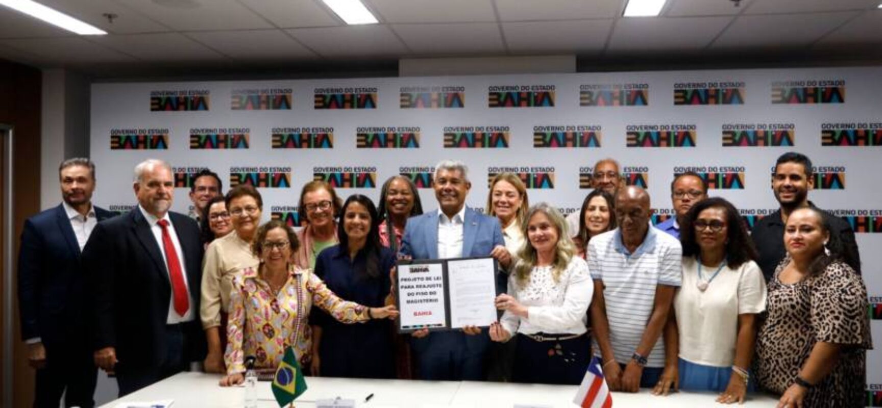 Jerônimo Rodrigues encaminha à Alba projeto de lei que garante piso do magistério acima do nacional