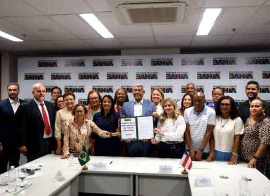 Jerônimo Rodrigues encaminha à Alba projeto de lei que garante piso do magistério acima do nacional