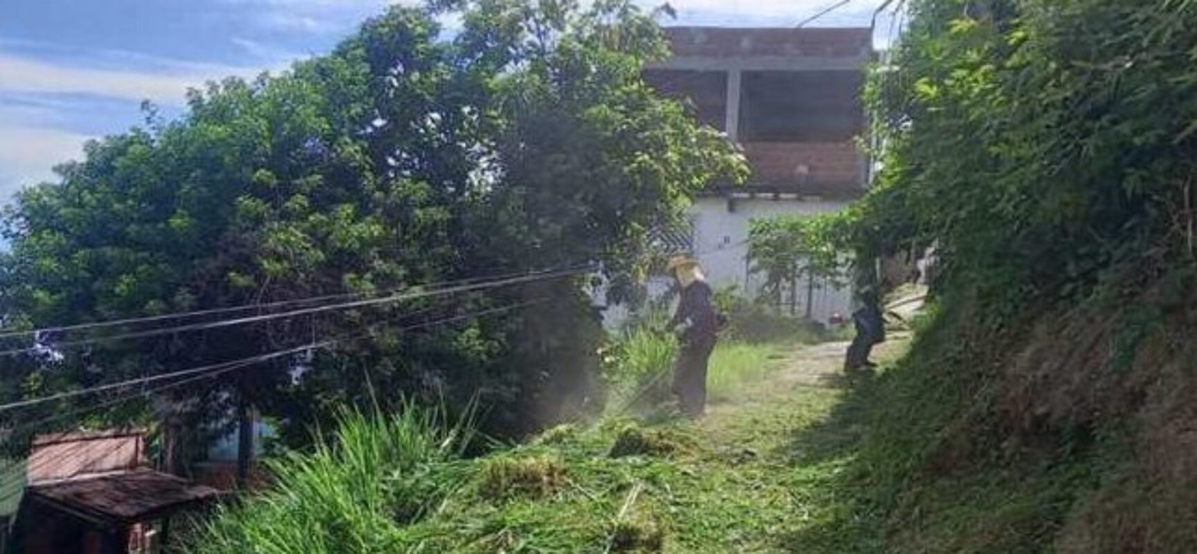 Prefeitura realiza serviço de roçagem no Alto São João