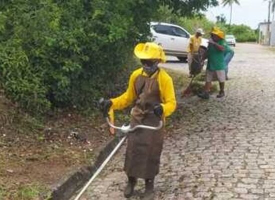 Prefeitura de Ilhéus realiza limpeza e roçagem no Loteamento Pérola do Mar