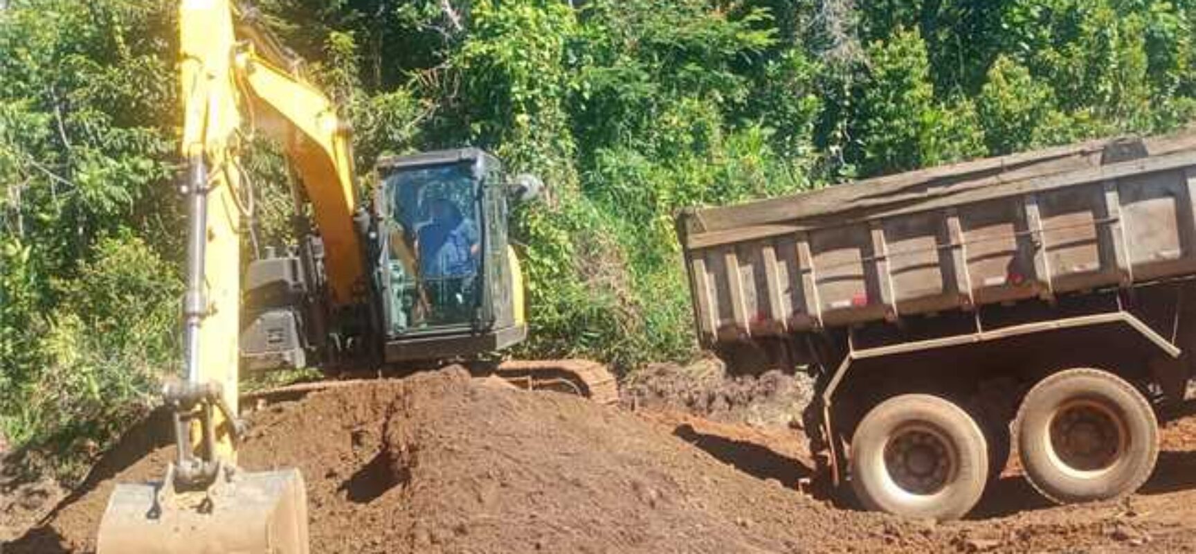 Prefeitura realiza manutenção de estradas em Tibina