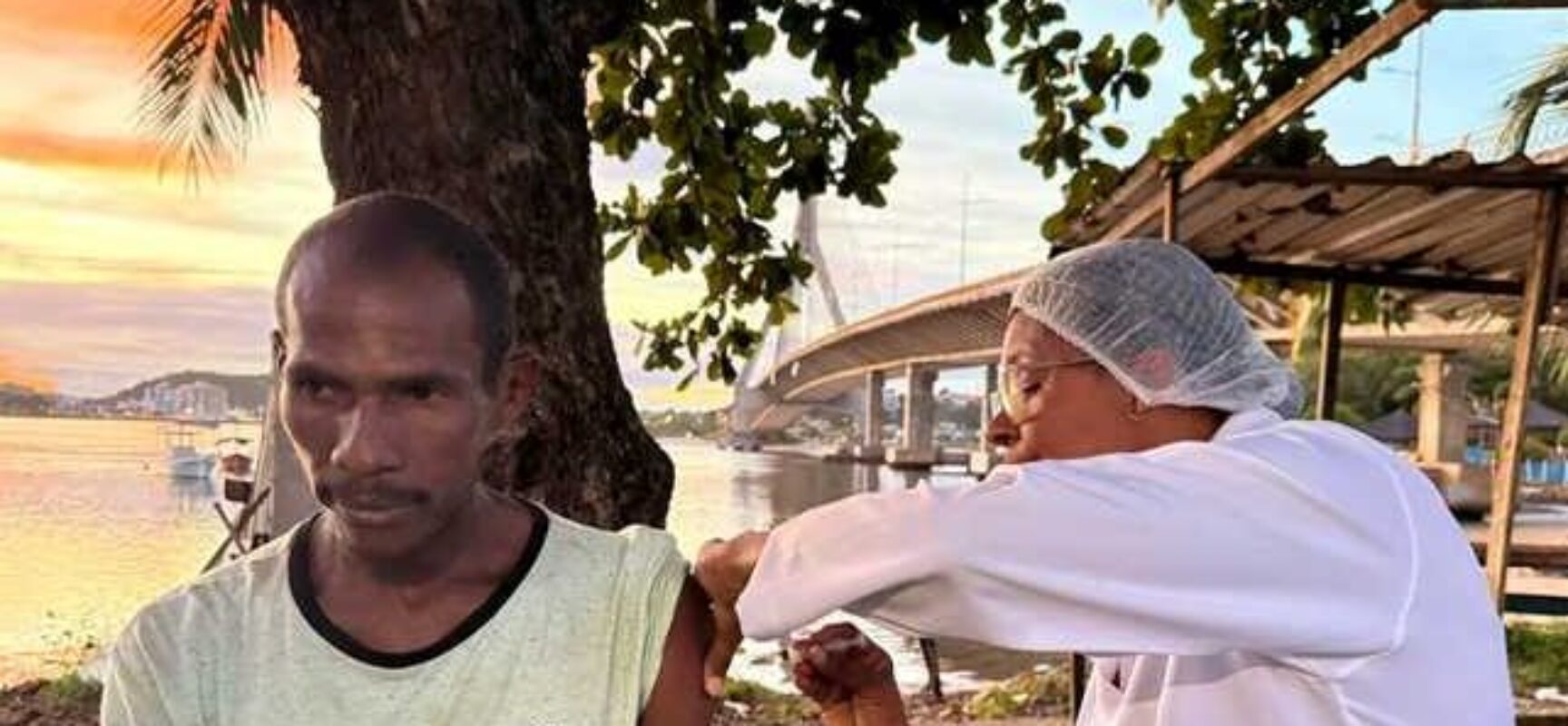 Consultório na Rua leva vacinação contra a gripe à população em situação de rua em Ilhéus