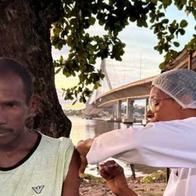Consultório na Rua leva vacinação contra a gripe à população em situação de rua em Ilhéus