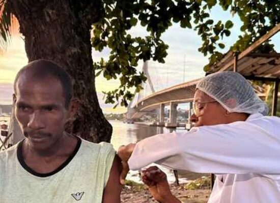 Consultório na Rua leva vacinação contra a gripe à população em situação de rua em Ilhéus