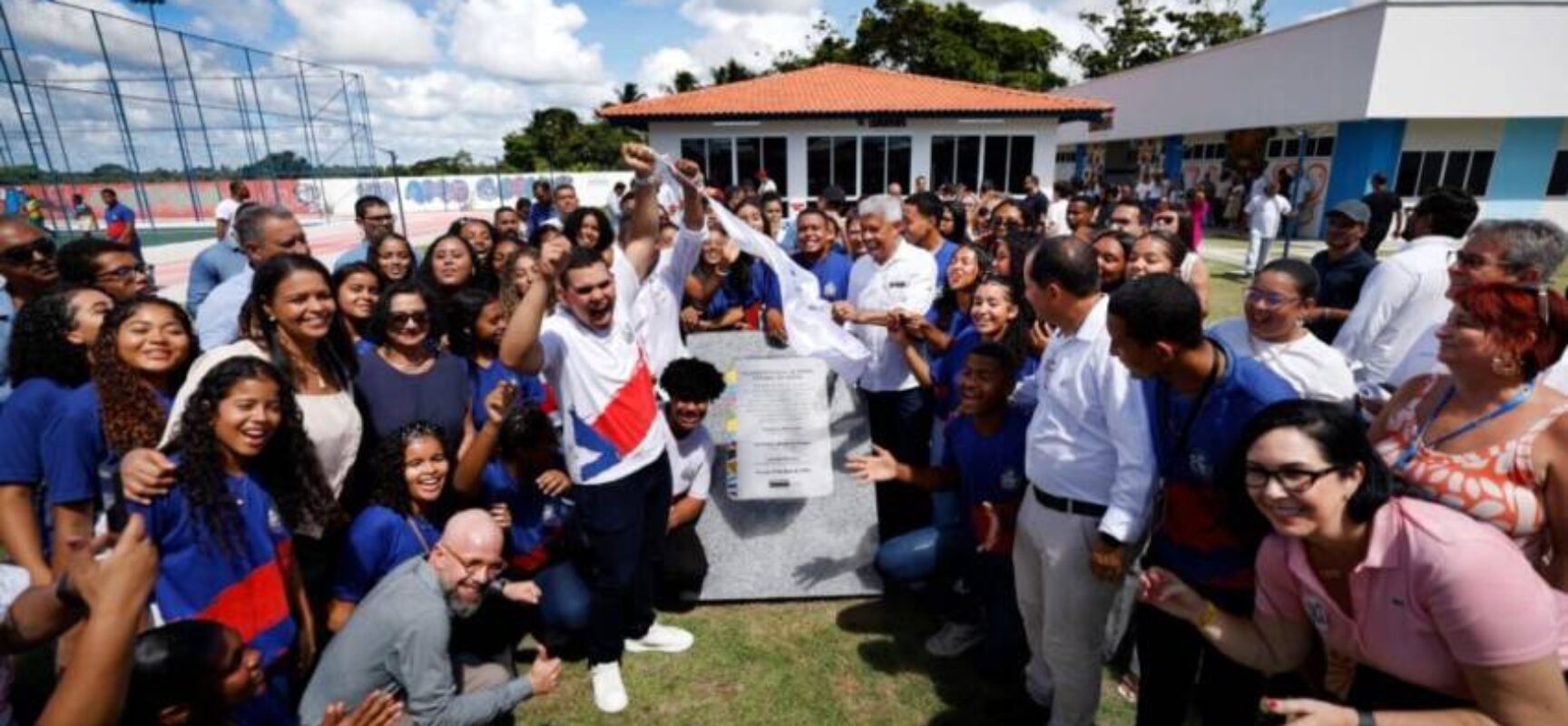 Governo entrega escola modernizada e anuncia pacote de obras em mobilidade e saúde para Conde