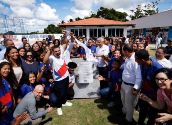 Governo entrega escola modernizada e anuncia pacote de obras em mobilidade e saúde para Conde
