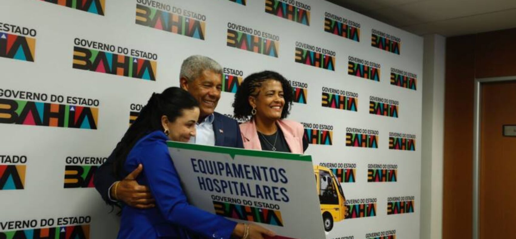 Governo se reúne com prefeita de Dário Meira e entrega veículos