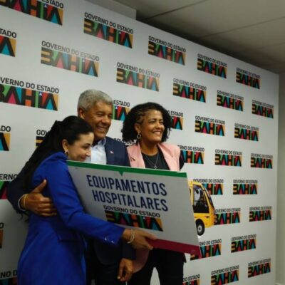 Governo se reúne com prefeita de Dário Meira e entrega veículos