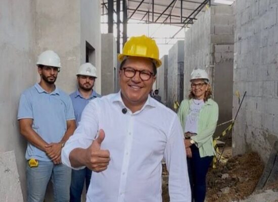 Prefeito Augusto Castro e titular da SIURB fiscalizam avanços nas obras da Nova Feira da Califórnia