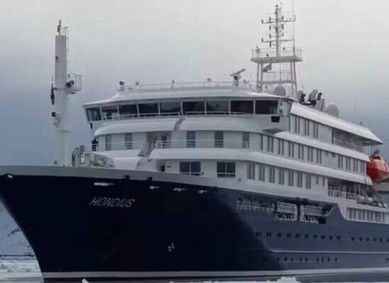Navio com surto de hantavírus inicia evacuação sob protocolo de emergência na Espanha