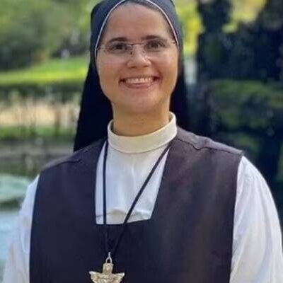 Freira baiana morre na Itália após tentar salvar colegas no mar